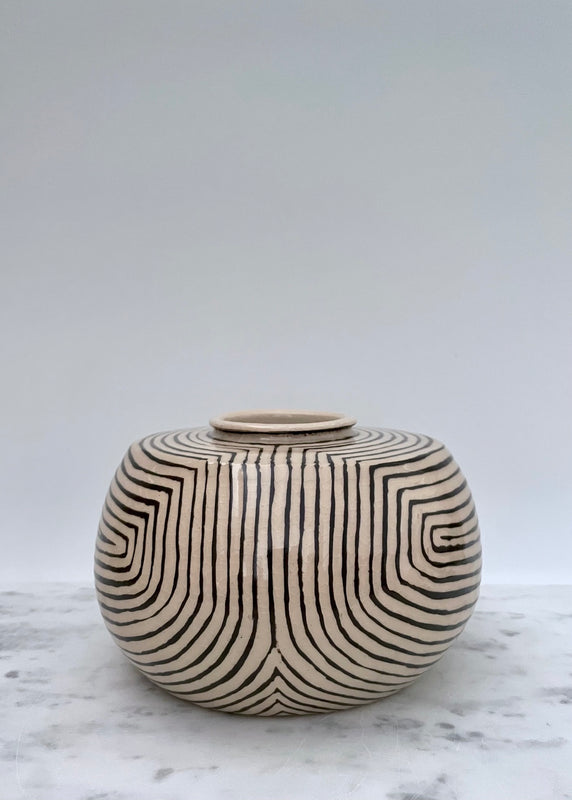 Wondering People_Oval Black Vase_11