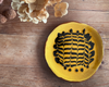 Wondering People_Slipware Feather Comb Yellow And Black_3