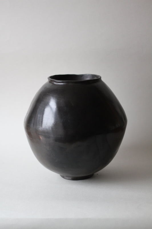 Wondering People_Undulating Vase_7
